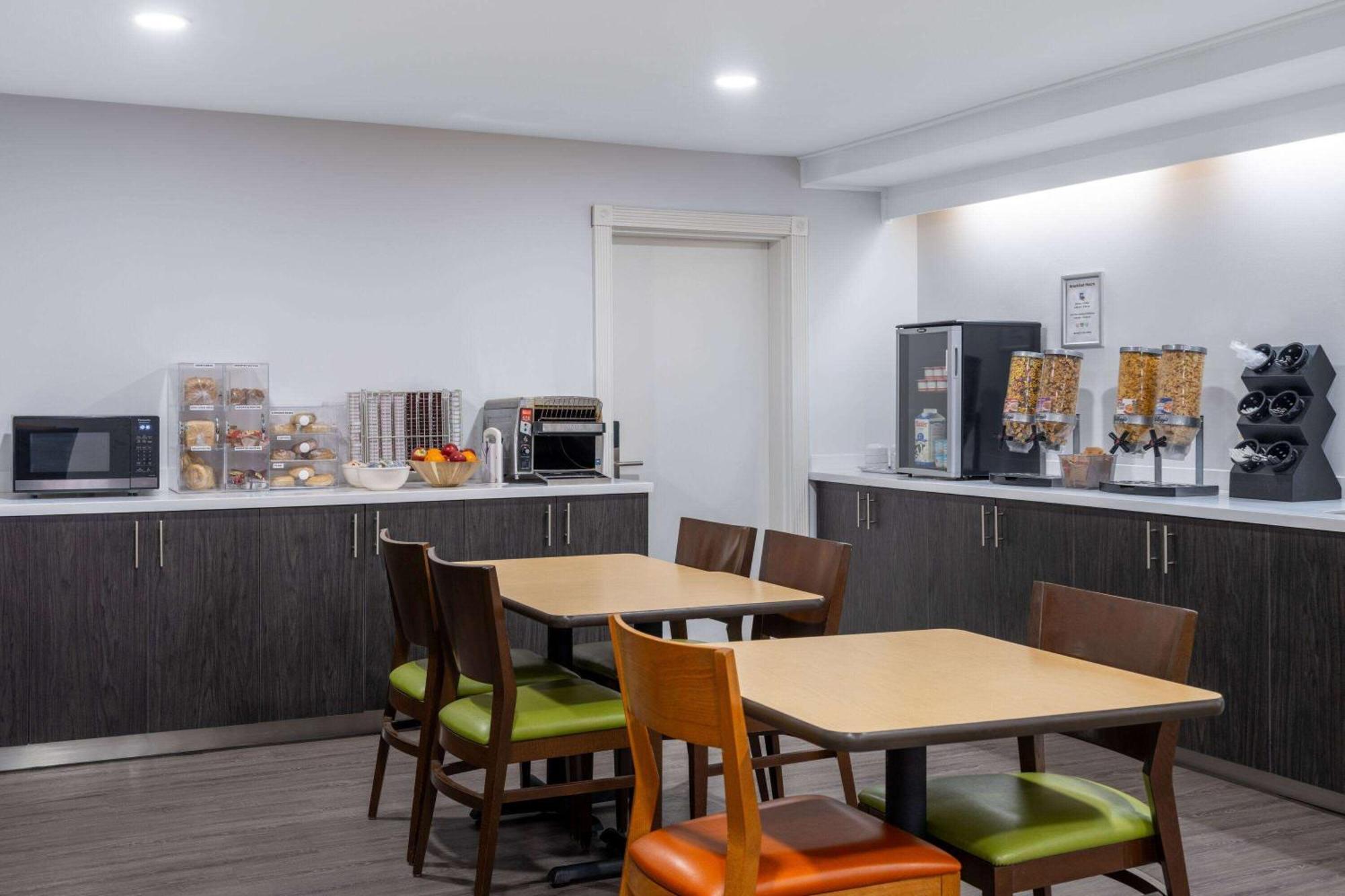 Travelodge Suites By Wyndham Saint John Exterior photo